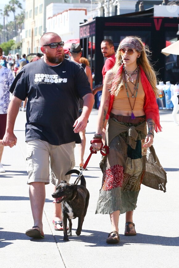 Paris Jackson promène son chien koa et retrouve des amis pour déjeuner à Venice à Los Angeles, le 23 juillet 2018  Please hide children face prior publication Paris Jackson walks her dog as she meets up with some friends for lunch at Venice Beach. The model and actress fit in perfectly at Venice, displaying her boho/hippie aesthetic with her beaded necklaces, wide headband and patchwork skirt. 23rd july 201823/07/2018 - Los Angeles