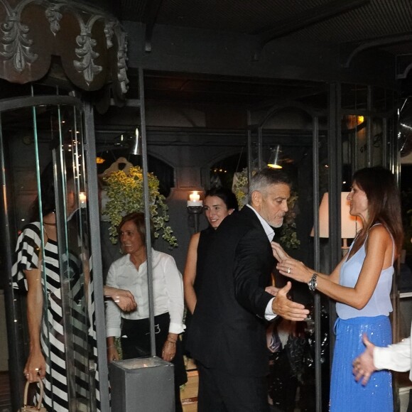 George Clooney et sa femme Amal vont dîner avec des amis au restaurant "Il Gatto Nero" à Cernobbio, le 3 août 2018.