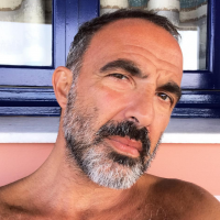 Nikos Aliagas en vacances : Barbu et torse nu, il s'affiche très sexy