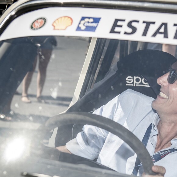 Le prince Joachim de Danemark devant sa voiture du Team Cortina Racing lors de la réception pour le Grand Prix Historique de Copenhague sur le parvis de l'Hôtel de Ville de la capitale danoise le 3 août 2018.