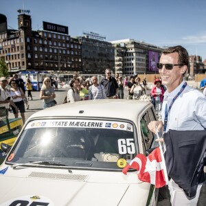 Le prince Joachim de Danemark devant sa voiture du Team Cortina Racing lors de la réception pour le Grand Prix Historique de Copenhague sur le parvis de l'Hôtel de Ville de la capitale danoise le 3 août 2018.