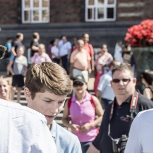 Le prince Joachim de Danemark sur le parvis de l'Hôtel de Ville de Copenhague lors de la réception pour le Grand Prix Historique de Copenhague 3 août 2018.