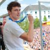 Benjamin au balcon de la mairie de Jeumont acclamé par plus de 10 000 personnes, il a reçu la médaille d'honneur de la ville de jeumont - Le maire de Jeumont, Benjamin Saint-Huile - Le champion de la Coupe du monde 2018 de football Benjamin Pavard de retour sur ses terres à Jeumont dans le Nord de la France le 18 juillet 2018 © Stéphane Vansteenkiste / Bestimage