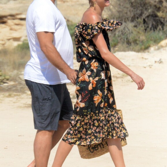 Exclusif - L'ex footballeur brésilien Ronaldo en vacances avec sa compagne Celina Locks et des amis à Formentera le 21 juillet 2018
