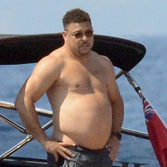 Exclusif - L'ex footballeur brésilien Ronaldo en vacances avec sa compagne Celina Locks et des amis à bord d'un bateau à Formentera le 21 juillet 2018