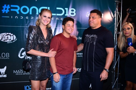 L'ex footballeur brésilien Ronaldo arrive avec son fils Alexander et sa compagne Celina Locks à  Sao Paulo le 5 Avril 2018