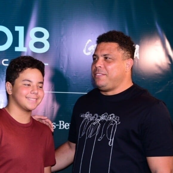 L'ex footballeur brésilien Ronaldo arrive avec son fils Alexander et sa compagne Celina Locks à  Sao Paulo le 5 Avril 2018