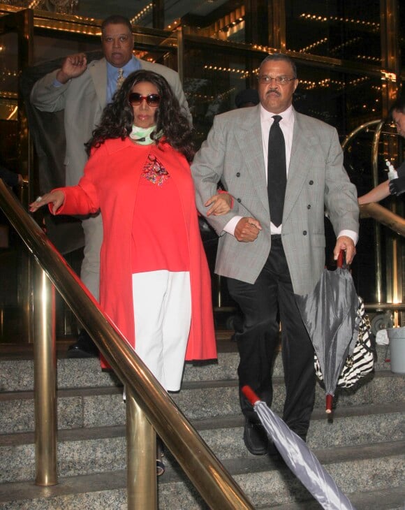 Aretha Franklin sort de son hôtel avec son compagnon Willie Wilkerson pour se rendre sur le plateau de l'émission "Live With Kelly & Michael Show" à New York, le 11 juin 2014.11/06/2014 - New York
