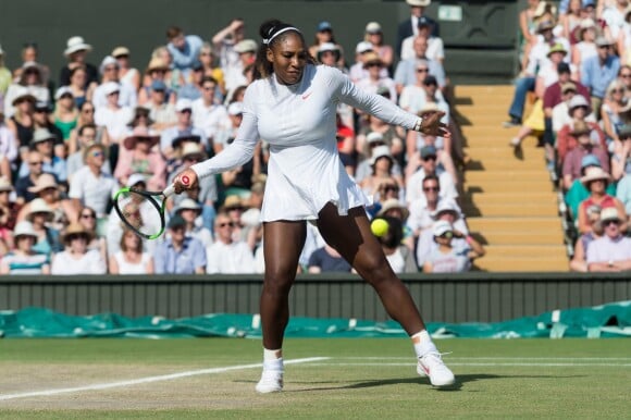 Angelique Kerber remporte le tournoi en battant Serena Williams en finale à Wimbledon à Londres. L'Allemande Angelique Kerber a remporté pour la première fois le tournoi de Wimbledon, son troisième titre en Grand Chelem, en dominant l'Américaine Serena Williams 6-3, 6-3. Le 14 juillet 2018