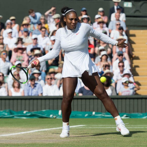 Angelique Kerber remporte le tournoi en battant Serena Williams en finale à Wimbledon à Londres. L'Allemande Angelique Kerber a remporté pour la première fois le tournoi de Wimbledon, son troisième titre en Grand Chelem, en dominant l'Américaine Serena Williams 6-3, 6-3. Le 14 juillet 2018