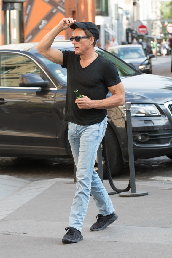 Exclusif - Jean-Claude Van Damme (JCVD) arrive à l'hôtel Barrière Le Fouquet's à Paris, France, le 2 juillet 2018.