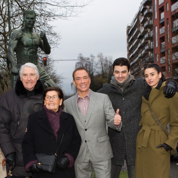 Jean-Claude Van Damme pose avec ses parents Eugène Van Varenbergh et Eliana Van Varenbergh et ses enfants Bianca Bree et Kristopher Van Varenberg - Jean-Claude Van Damme fait la promotion de la série d'Amazon intitulée "Jean-Claude Van Johnson" à Bruxelles, le 15 décembre 2017.