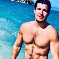 Vincent Niclo : Le chanteur, musclé, pose torse nu à la plage