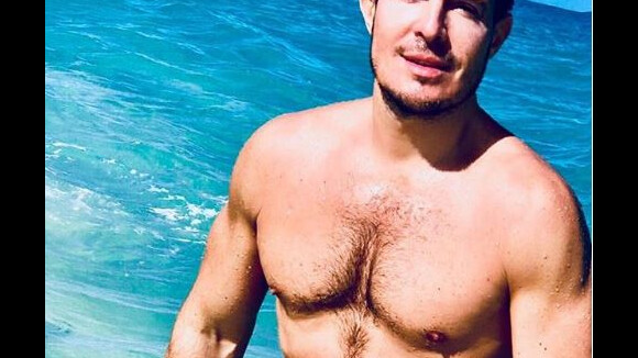 Vincent Niclo : Le chanteur, musclé, pose torse nu à la plage