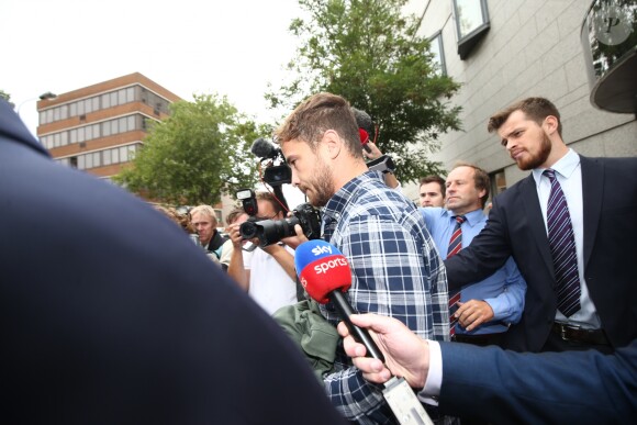 Danny Cipriani quitte le tribunal de Jersey. Le joueur de rugby anglais y a plaidé coupable d'agression et de refus d'obtempérer. Le 16 août 2018.