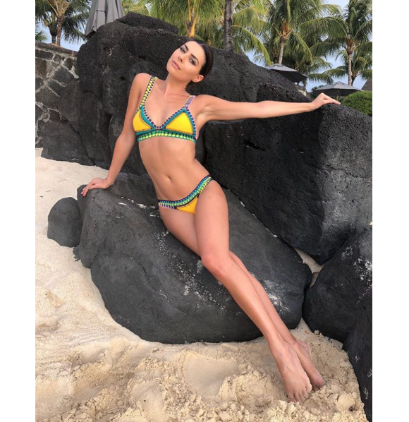 Candice Pascal en bikini sur une plage paradisiaque, le 15 août 2018.