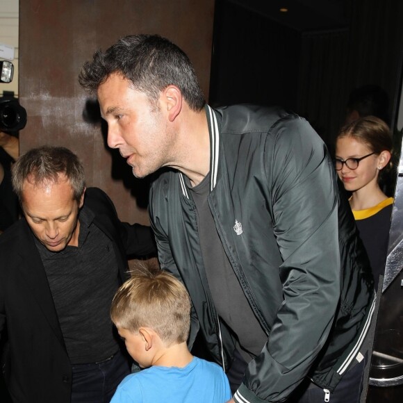 Ben Affleck est allé dîner avec ses enfants Samuel, Violet et Seraphina pour célébrer son 46ème anniversaire à Los Angeles, le 15 aout 2018.
