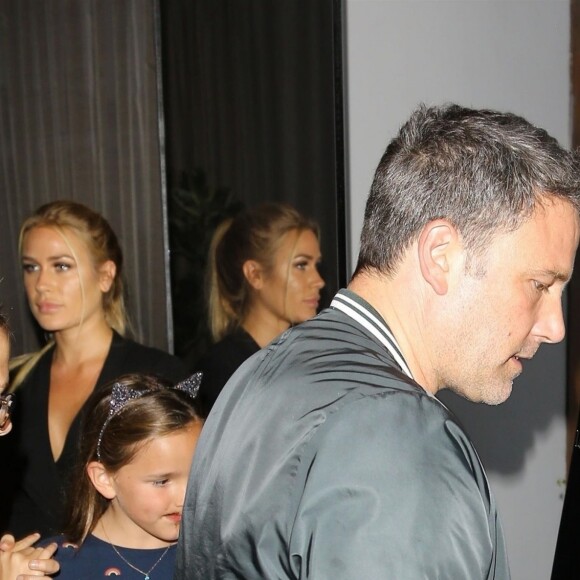 Ben Affleck est allé dîner avec ses enfants Samuel, Violet et Seraphina pour célébrer son 46ème anniversaire à Los Angeles, le 15 aout 2018.