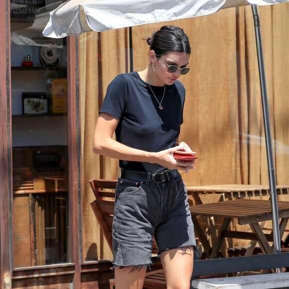 Exclusif - Kendall Jenner est allée boire un café dans le quartier de West Hollywood, le 15 août 2018