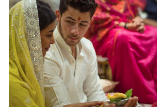 Nick Jonas et Priyanka Chopra en cérémonie Roka à Mumbai le 18 août 2018.