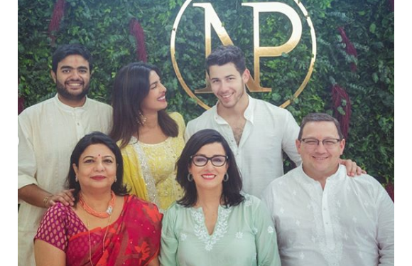 Nick Jonas et Priyanka Chopra avec leurs parents à Mumbai le 18 août 2018.