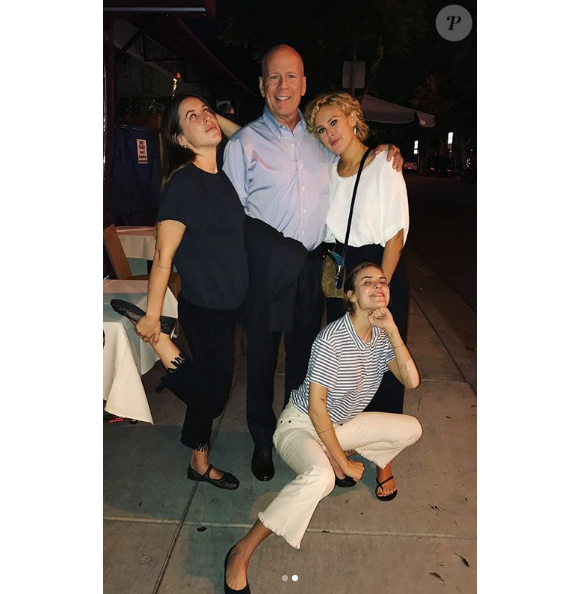 Scout LaRue Willis avec ses soeurs Rumer et Tallulah, et leur père Bruce (photo postée le 16 août 2018)