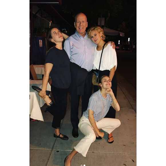 Scout LaRue Willis avec ses soeurs Rumer et Tallulah, et leur père Bruce (photo postée le 16 août 2018)