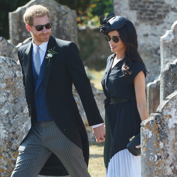 Le prince Harry, duc de Sussex, et Meghan Markle, duchesse de Sussex, au mariage de Charlie Van Straubanzee et Daisy Jenks en l'église Saint-Marie-La-Vierge à Frensham, le 4 août 2018.