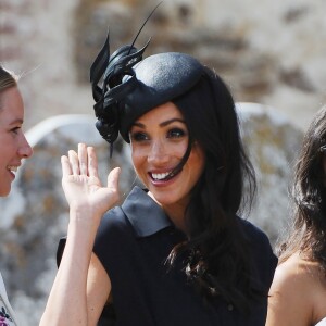 Le prince Harry, duc de Sussex, et Meghan Markle, duchesse de Sussex, au mariage de Charlie Van Straubanzee et Daisy Jenks en l'église Saint-Marie-La-Vierge à Frensham, le 4 août 2018.