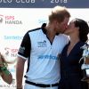 Le prince Harry, duc de Sussex, et Meghan Markle, duchesse de Sussex s'embrassent après la victoire de l’équipe du Duc à la coupe de polo ISP Hanes de Sentebale au Royal Berkshire Polo Club à Windsor au Royaume-Uni, le 26 juillet 2018.