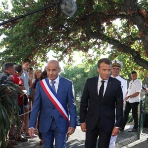 François Arizzi, maire de Bormes-les-Mimosas, le Président Emmanuel Macron lors de la cérémonie du 74ème anniversaire de la libération de Bormes-les-Mimosas pendant la seconde guerre mondiale le 17 août 2018. © Luc Boutria / Nice Matin / Bestimage