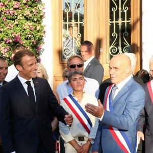 Jean-Luc Videlaine, préfet du Var, le Président Emmanuel Macron, François Arizzi, maire de Bormes-les-Mimosas lors de la cérémonie du 74ème anniversaire de la libération de Bormes-les-Mimosas pendant la seconde guerre mondiale le 17 août 2018. © Dominique Jacovides / Cyril Moreau / Bestimage