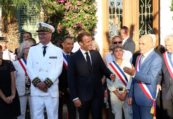 Jean-Luc Videlaine, préfet du Var, le Président Emmanuel Macron, François Arizzi, maire de Bormes-les-Mimosas lors de la cérémonie du 74ème anniversaire de la libération de Bormes-les-Mimosas pendant la seconde guerre mondiale le 17 août 2018. © Dominique Jacovides / Cyril Moreau / Bestimage