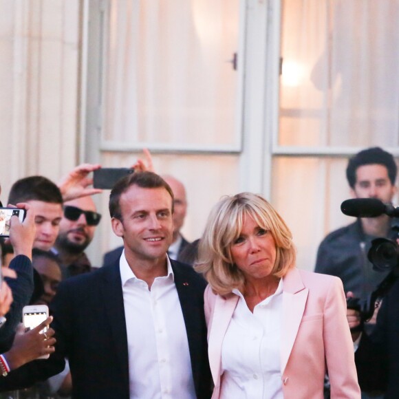 Le président de la République Emmanuel Macron et sa femme la Première Dame Brigitte Macron (Trogneux) (veste Altuzarra) - Pour la première fois dans l'histoire du palais présidentiel, le président de la République française et sa femme la Première Dame ont ouvert au grand public les portes du palais de l'Élysée pour la Fête de la musique à Paris, France, le 21 juin 2018. Le couple présidentiel a accueilli des artistes de la scène électro française. Sur les platines installées en haut des marches du perron du palais de l'Elysée où le chef de l'État accueille généralement ses homologues étrangers. Les DJs venus mixer Chloé, Cezaire, Kiddy Smile, avant Kavinsky et Busy P, stars de cette "French Touch". © Hamilton/Pool/Bestimage