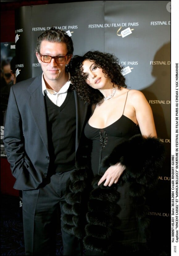 Monica Bellucci décolletée et Vincent Cassel à Paris en mars 2004.