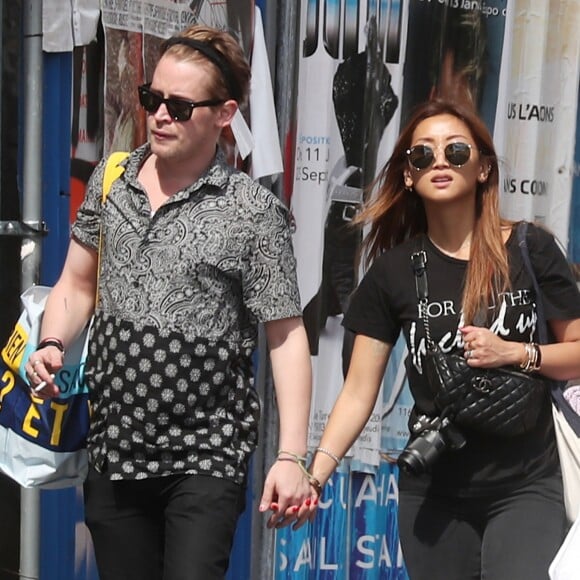 Exclusif - Macaulay Culkin et sa compagne Brenda Song à Paris le 10 août 2018.