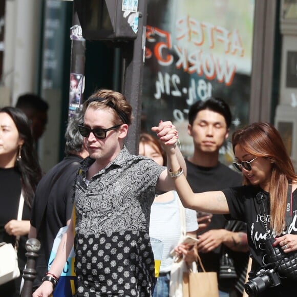 Exclusif - Macaulay Culkin et sa compagne Brenda Song à Paris le 10 août 2018.