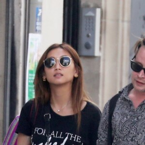 Exclusif - Macaulay Culkin et sa compagne Brenda Song à Paris le 10 août 2018.