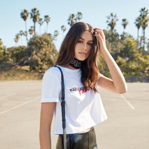 Kaia Gerber, co-créatrice et égérie de sa collection pour Karl Lagerfeld. Disponible à partir du 30 août.