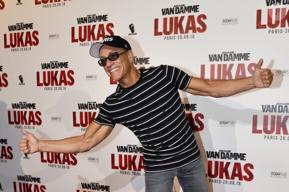 Jean-Claude Van Damme fait le show lors de l'avant-première du film "Lukas" à Paris le 20 août 2018.