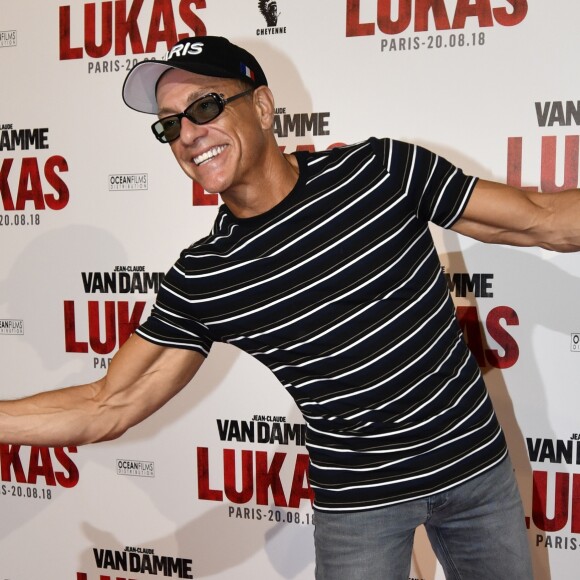Jean-Claude Van Damme fait le show lors de l'avant-première du film "Lukas" à Paris le 20 août 2018.