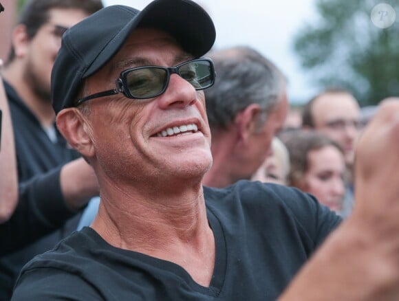 Exclusif - Jean-Claude Van Damme pose avec ses fans et fait des selfies lors de l'avant-première de son film "Lukas" à Lomme, près de Lille le 18 août 2018. © Stéphane Vansteenkiste / Bestimage