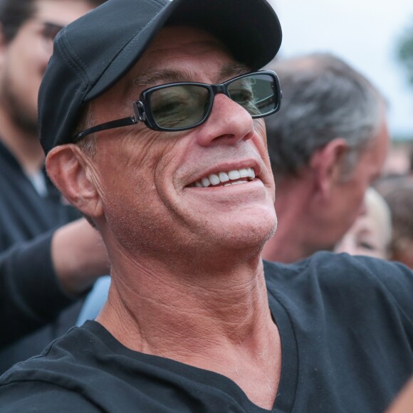 Exclusif - Jean-Claude Van Damme pose avec ses fans et fait des selfies lors de l'avant-première de son film "Lukas" à Lomme, près de Lille le 18 août 2018. © Stéphane Vansteenkiste / Bestimage