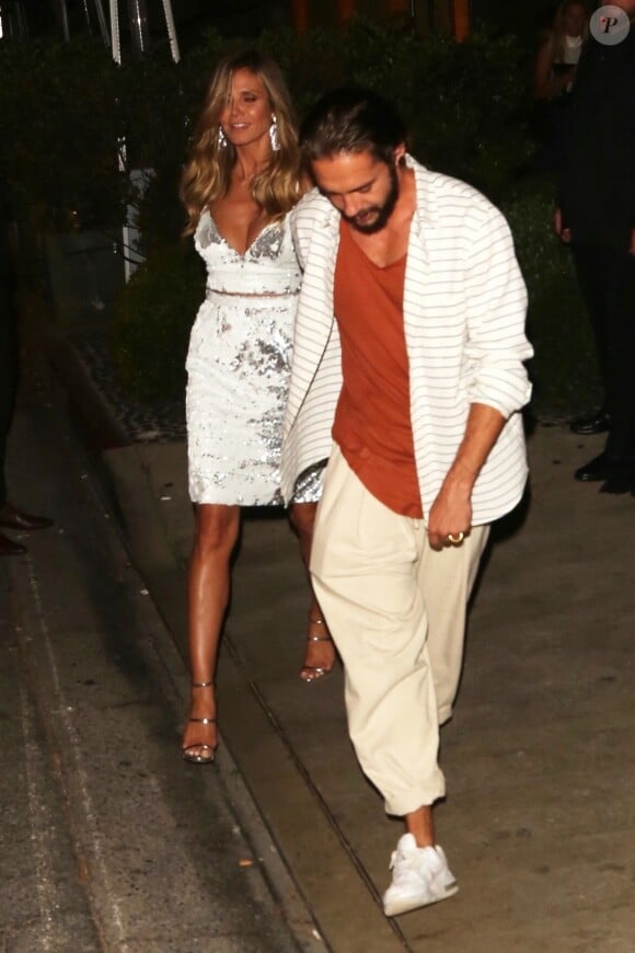 Heidi Klum et son compagnon Tom Kaulitz quittent la réception de S.Cowell main dans la main à West Hollywood le 22 août 2018.