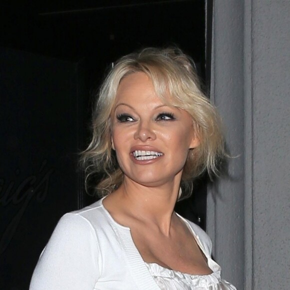 Pamela Anderson et son ami quittent le restaurant Craig à West Hollywood le 15 juin 2018.