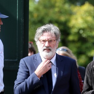 Daniel Auteuil et Dave - Sorties des obsèques de Guy Béart dans le carré juif du cimetière de Garches. Le 21 septembre 2015.