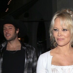 Pamela Anderson et son ami quittent le restaurant Craig à West Hollywood le 15 juin 2018.