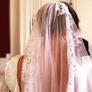 Nelly Auteuil en robe de mariée, le 24 août 2018.