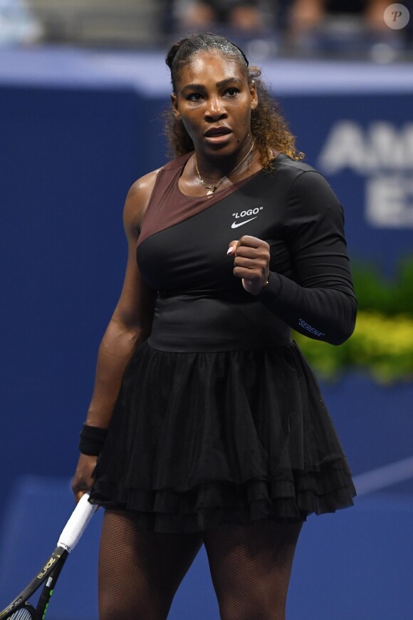 Serena Williams lors du premier tour de l'US Open 2018 contre la polonaise M.Linette au Centre national de tennis USTA Billie Jean King à New York. Serena porte une tenue signée Nike x Virgil Abloh (Off-White), le 27 aout 2018.