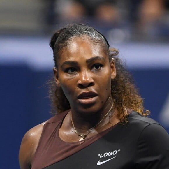 Serena Williams lors du premier tour de l'US Open 2018 contre la polonaise M.Linette au Centre national de tennis USTA Billie Jean King à New York. Serena porte une tenue signée Nike x Virgil Abloh (Off-White), le 27 aout 2018.